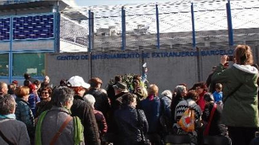 Les persones concentrades per reclamar la clausura dels centres d&#039;internament, ahir a Barcelona.