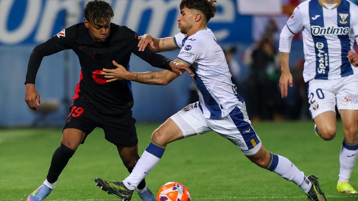 Lamine Yamal se escapa de Adri Altimira durante el Leganés-Barça en Butarque.