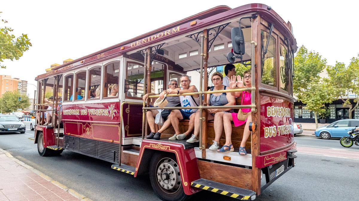 El autobús turístico, decorado como un antiguo tranvía, que recorre Benidorm sin permiso ni concesión.