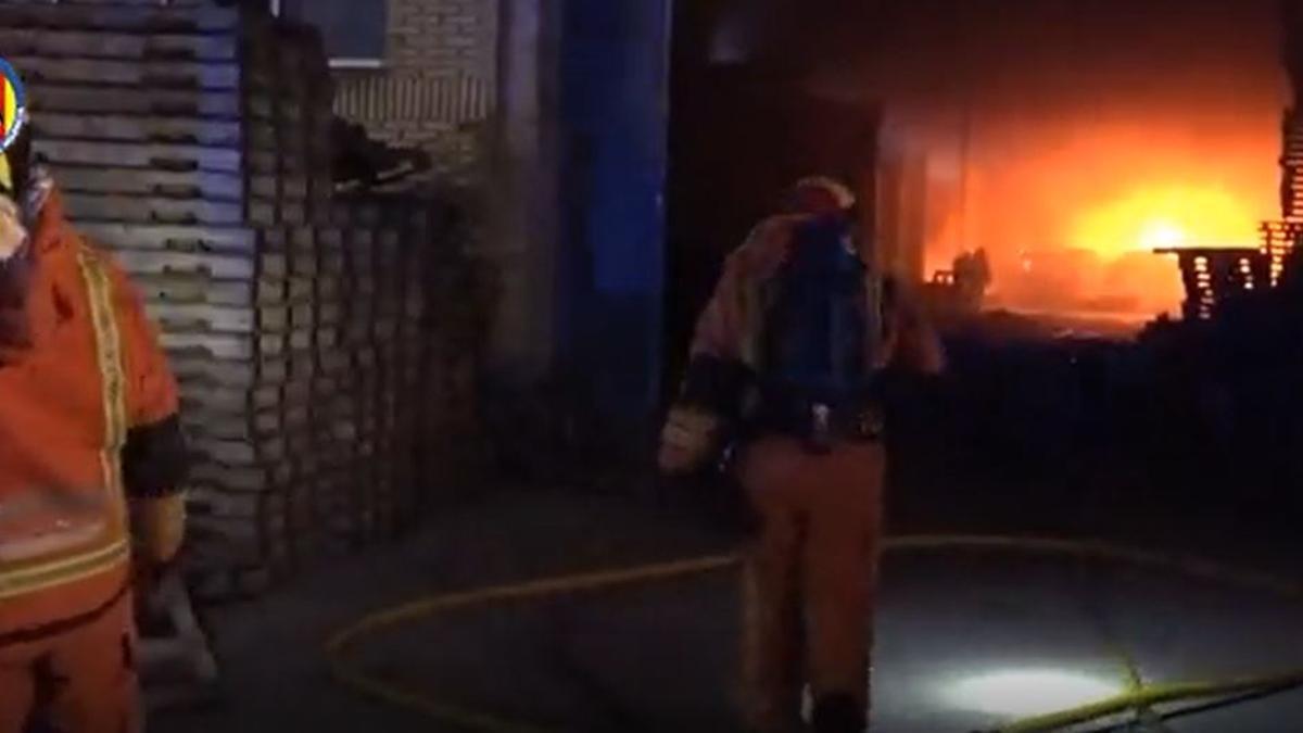 Imagen de archivo de un incendio en una nave de palés en Aldaia