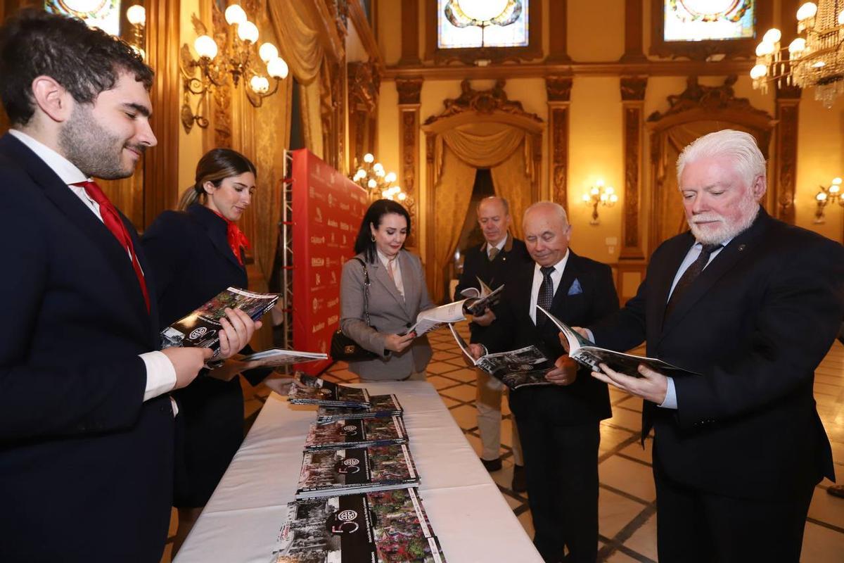 Entrega del libro a los asistentes.