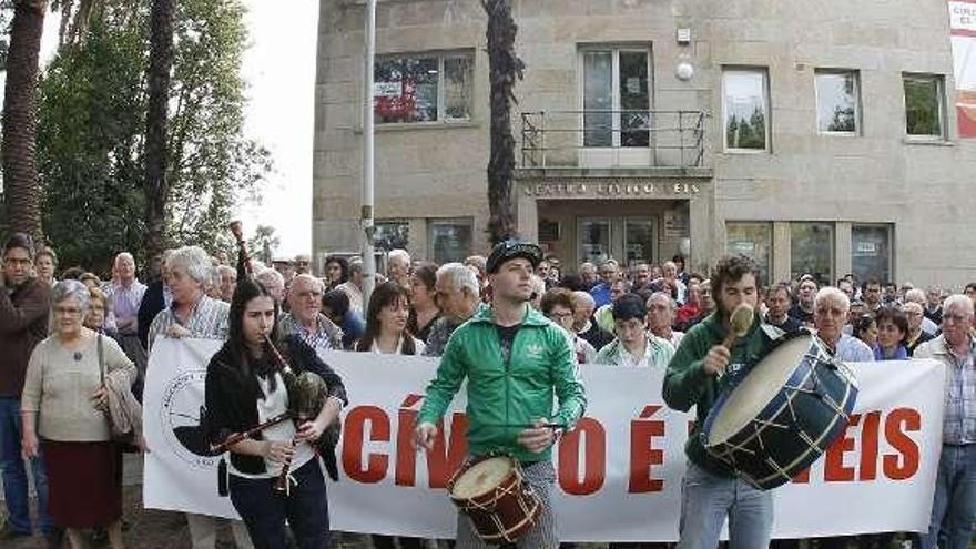 Vecinos de Teis se concentran ante el Centro Cívico tras su clausura