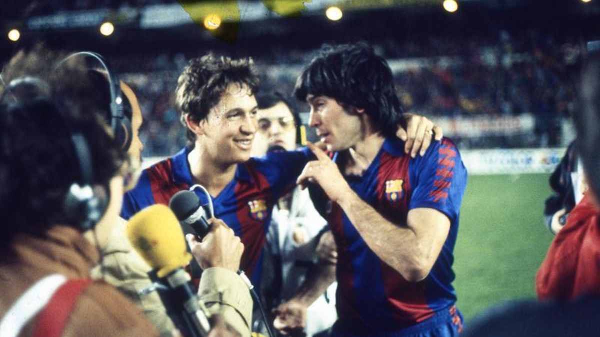Lineker, junto a Carrasco en un partido del Barça en marzo de 1988.