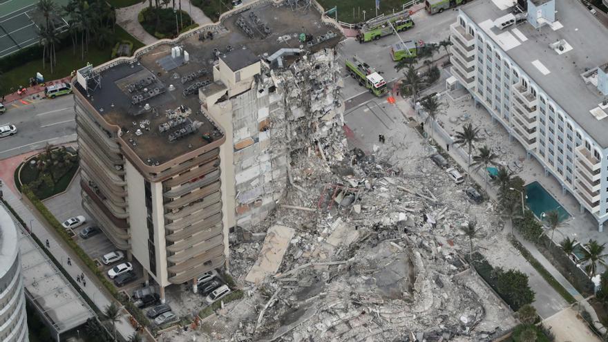 Espectacular derrumbe de un edificio en Miami