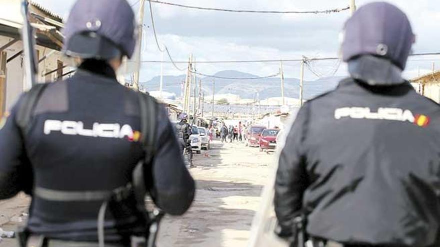 Imagen de la operación ´Goodbye Son Banya´ contra el tráfico de drogas en el poblado, una de las muchas que tanto la Policía Nacional como la Guardia Civil han llevado a cabo.