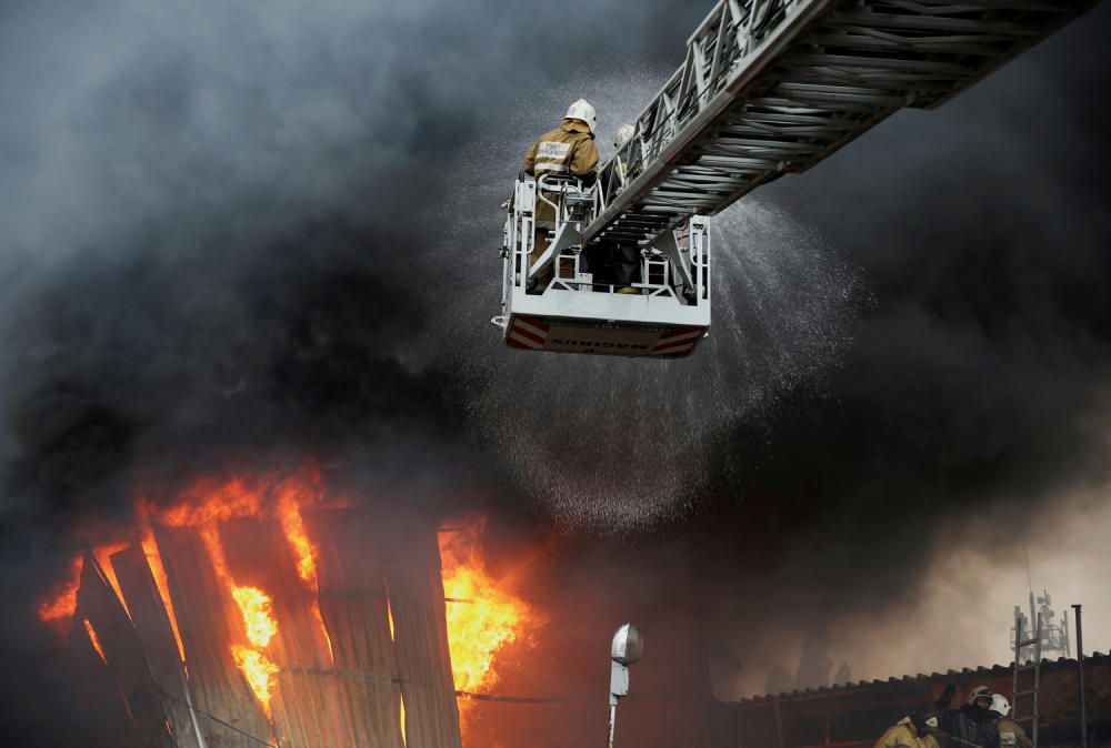 Bomberos luchan por extinguir un incendio en Kazakstán. REUTERS/Pavel Mikheyev