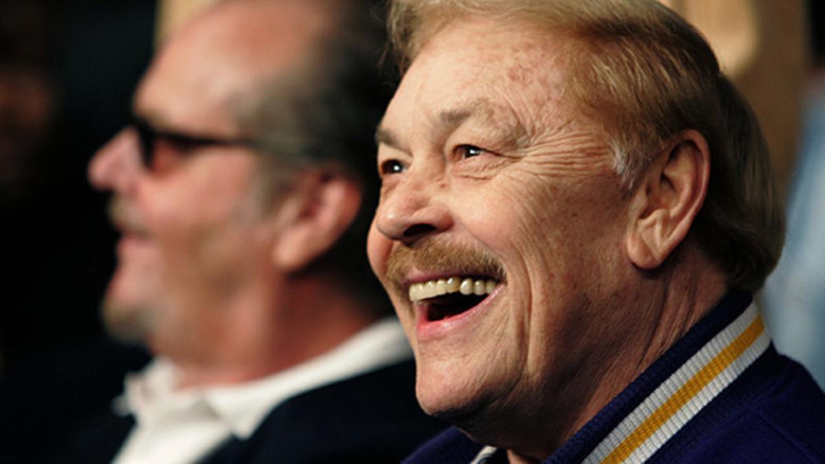 Jerry Buss y Jack Nicholson (detrás), durante un partido de los Lakers