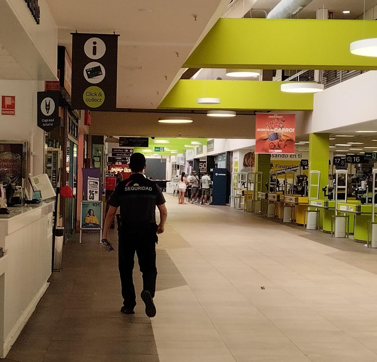 Los vigilantes  de seguridad permanecían cerca del negocio ‘Súper Rápido’.