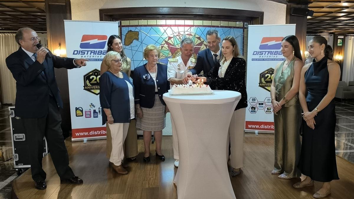 En el acto se sirvió un cóctel que finalizó con el corte de la tarta elaborada con motivo del aniversario de los 20 años de la empresa.