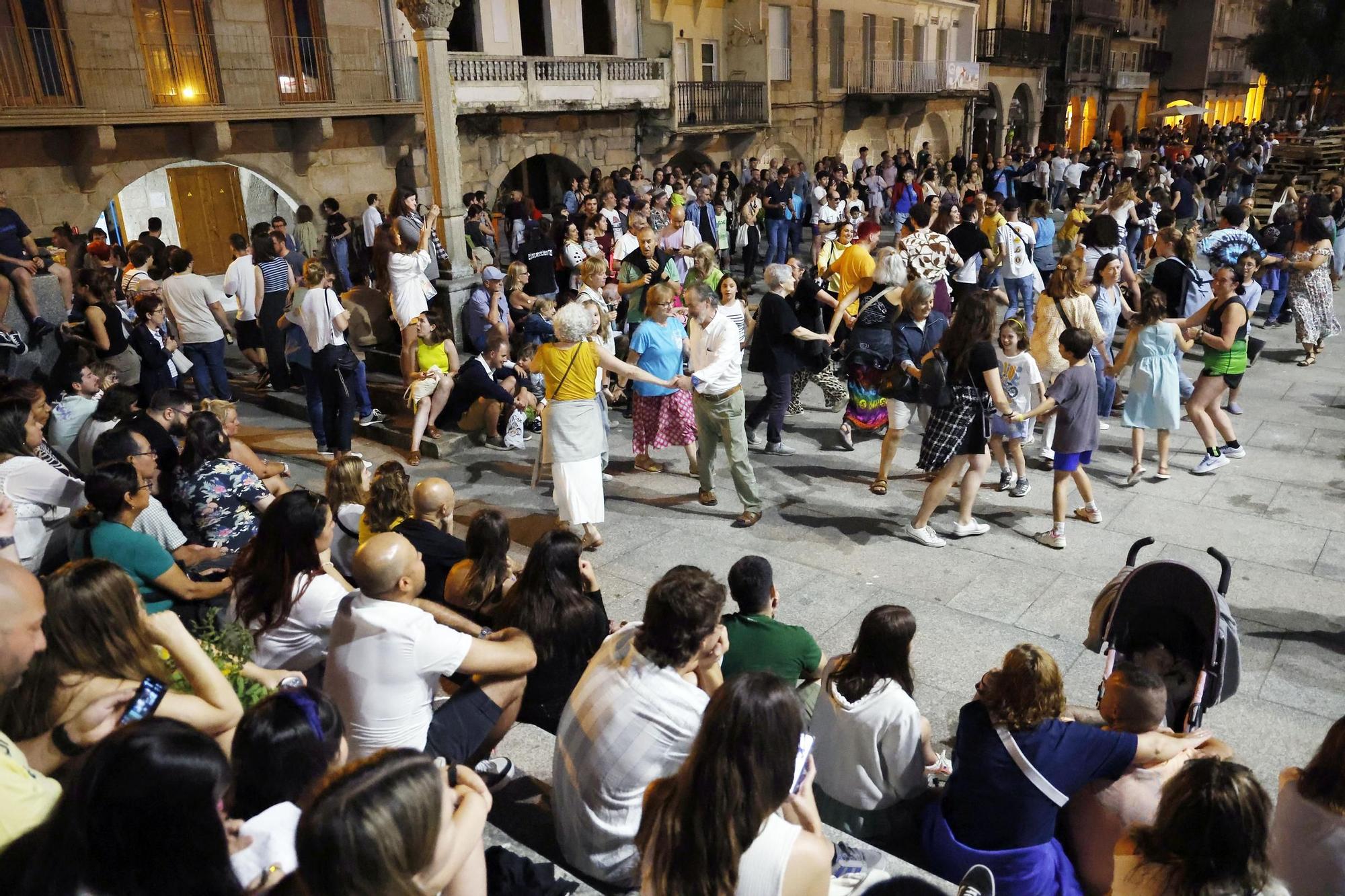 Ambientazo en las playas y plazas llenas para celebrar la noche meiga