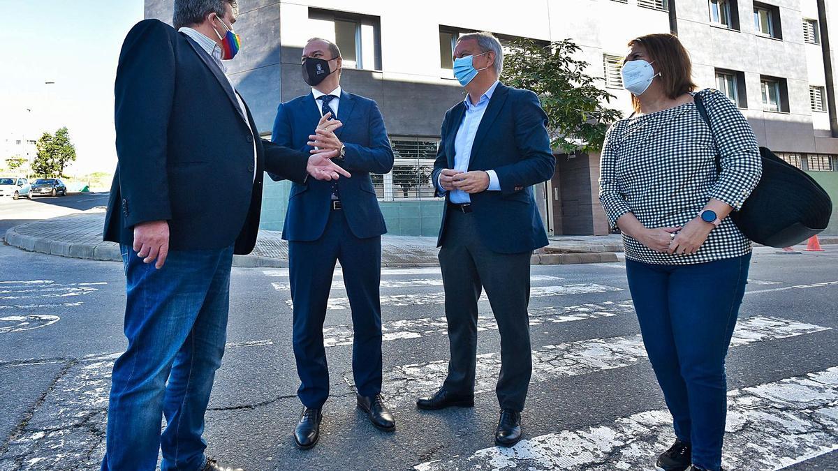 De izquierda a derecha, Javier Doreste, Sebastián Franquis, Augusto Hidalgo y Teresa Mayans, ayer frente al nuevo edificio de la reposición de Tamaraceite .  | | ANDRÉS CRUZ