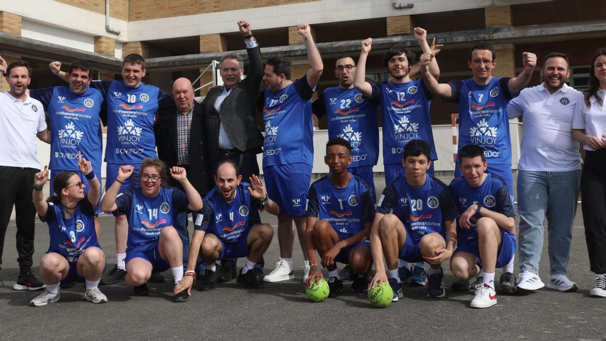 VIDEO: Un equipo para soñar: el Balonmano Base Oviedo y la Fundación Vinjoy se unen en un proyecto basado en la ilusión y el respeto