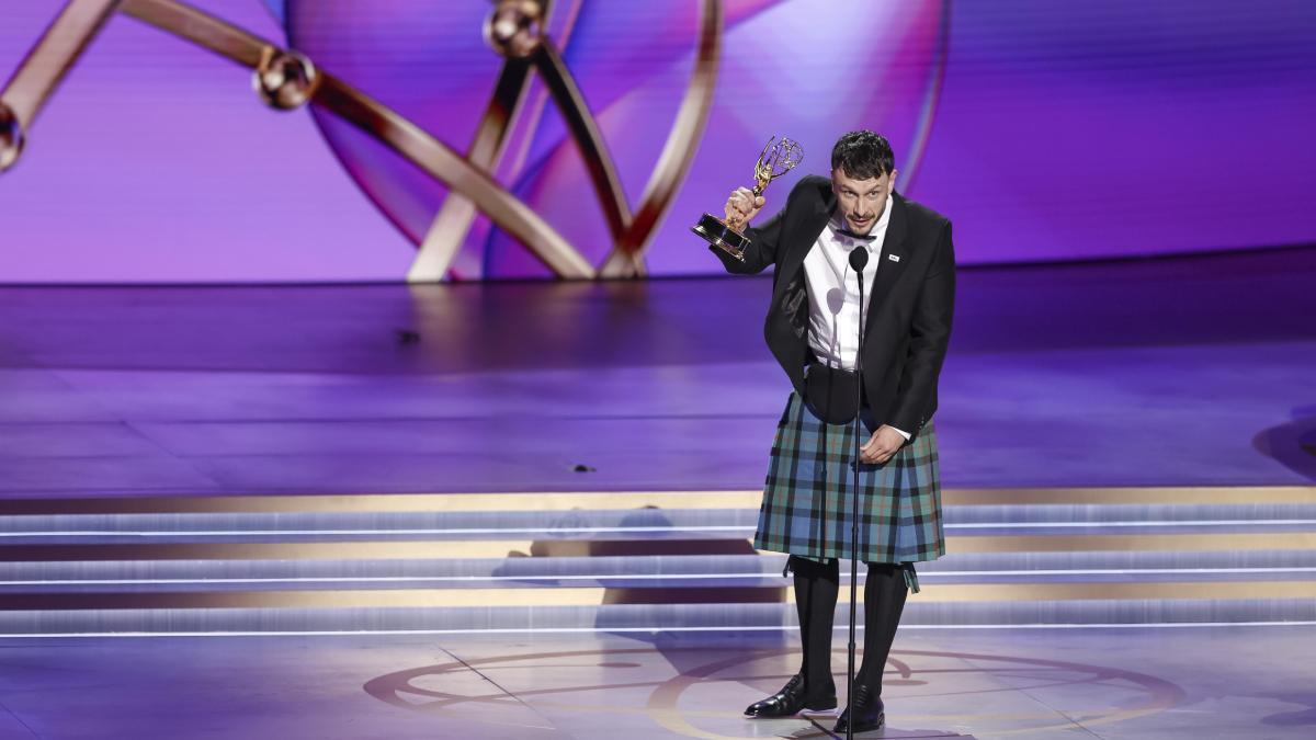 Los ganadores de los premios Emmy 2024. Richard Gadd recoge su Emmy a mctor protagonista de miniserie o película para televisión (Mi reno de peluche)