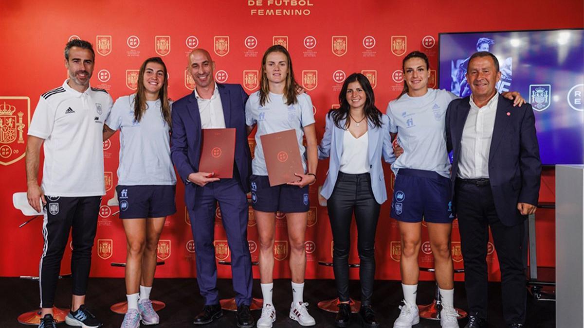 El president de la RFEF, Luis Rubiales, ha signat el document de compromís amb les capitanes d’Espanya, Alexia Putellas, Patricia Guijarro i Irene Paredes