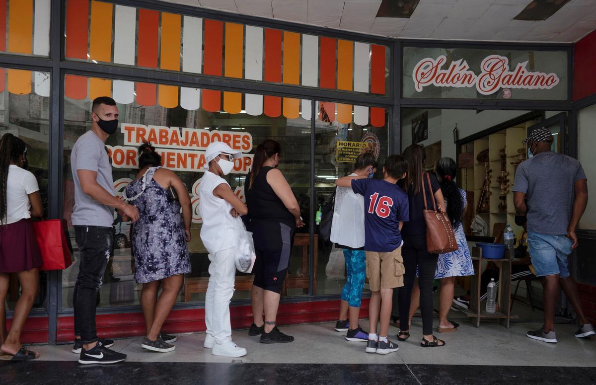 Cola de gente para entrar en una tienda en La Habana el pasado 10 de abril.