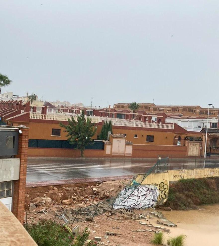 Muro que cayó por la fuerza del agua junto al IES Mare Nostrum en Torrevieja