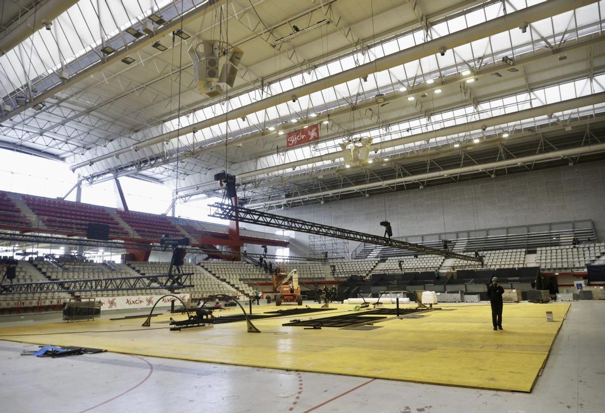 Montaje de la pista central del Premier Padel de Gijón en el Palacio de la Deportes de La Guía. A la izquierda, Fernando Álvarez, director ejecutivo. | MARCOS LEÓN