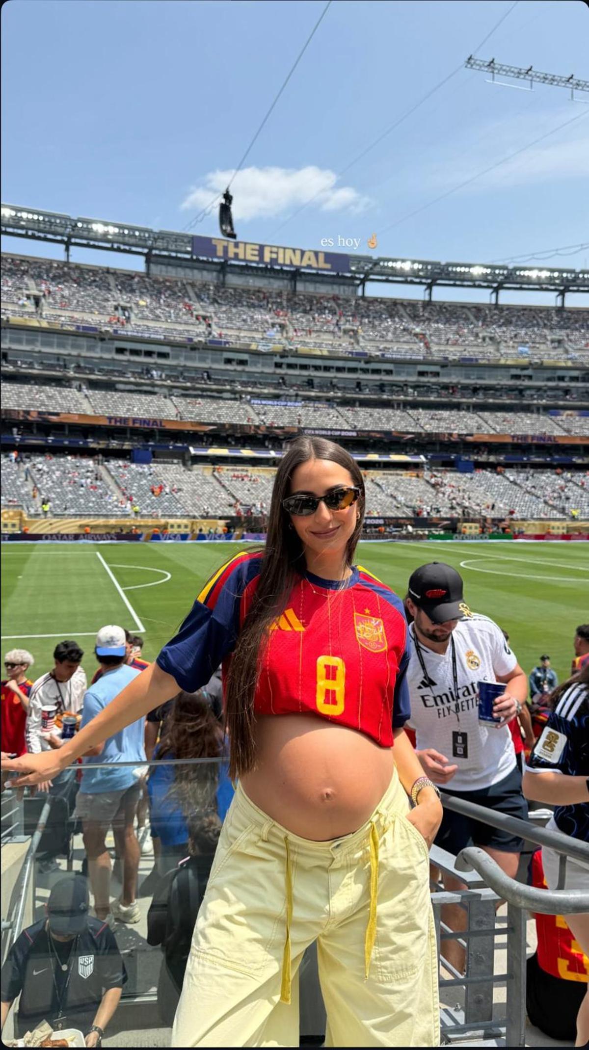 La novia de Fabián con pantalones amarillos