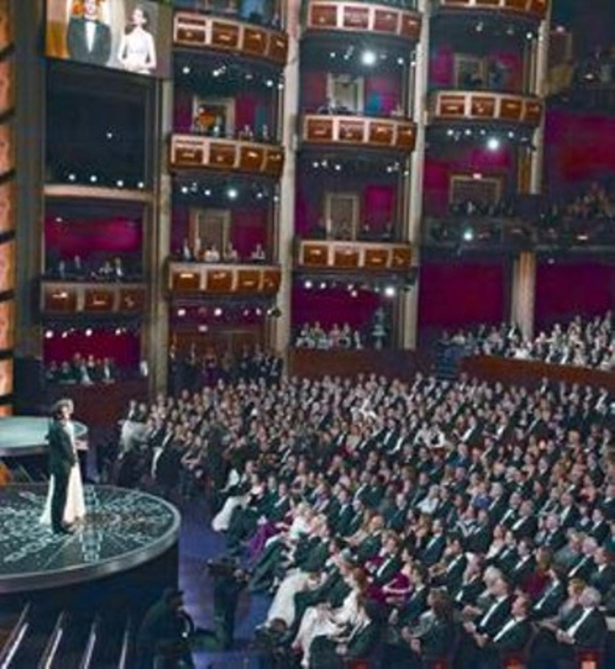 James Franco i Anne Hathaway, actuant com a presentadors de la gala dels Oscars al Kodak. James Franco i Anne Hathaway, actuant com a presentadors de la gala dels Oscars al Kodak.