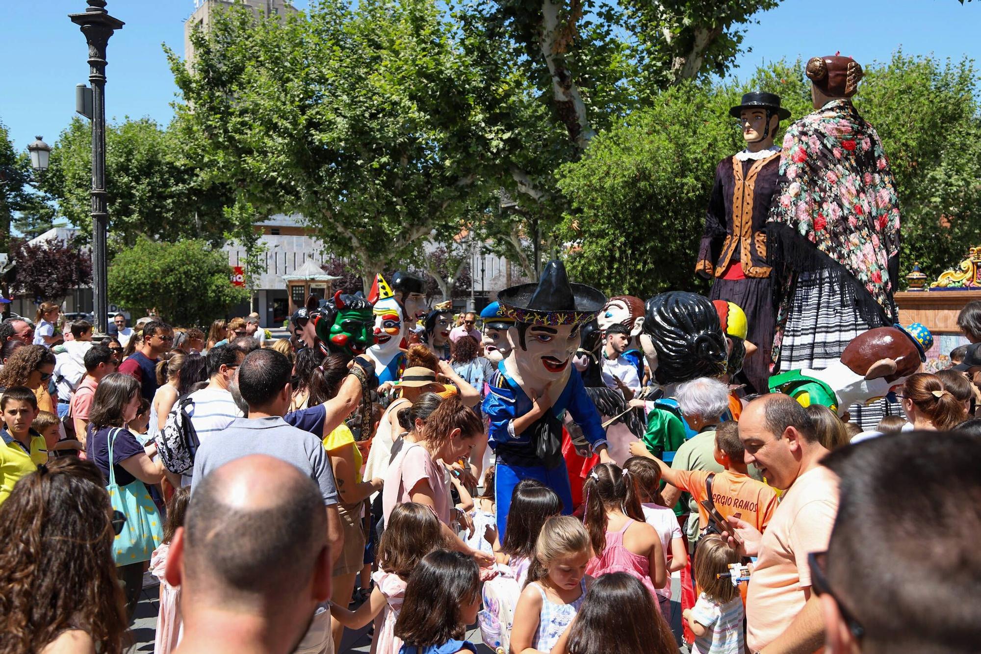 Gigantes y Cabezudos en Badajoz: una tradición que recuerdan los mayores y disfrutan los niños