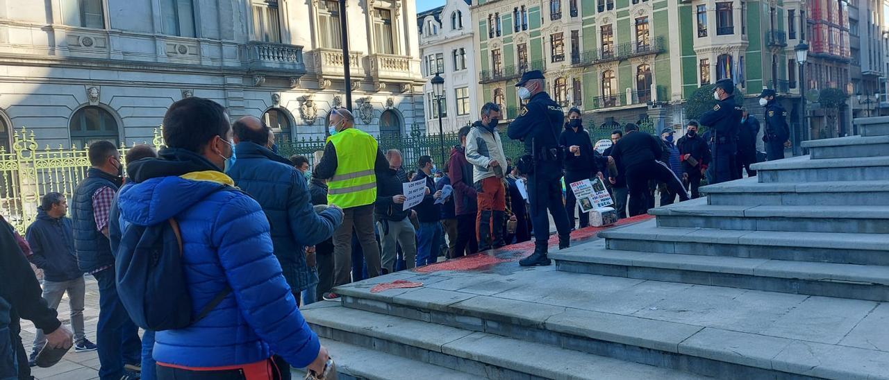 Los ganaderos frente a la Junta General del Principado de Asturias, en Oviedo