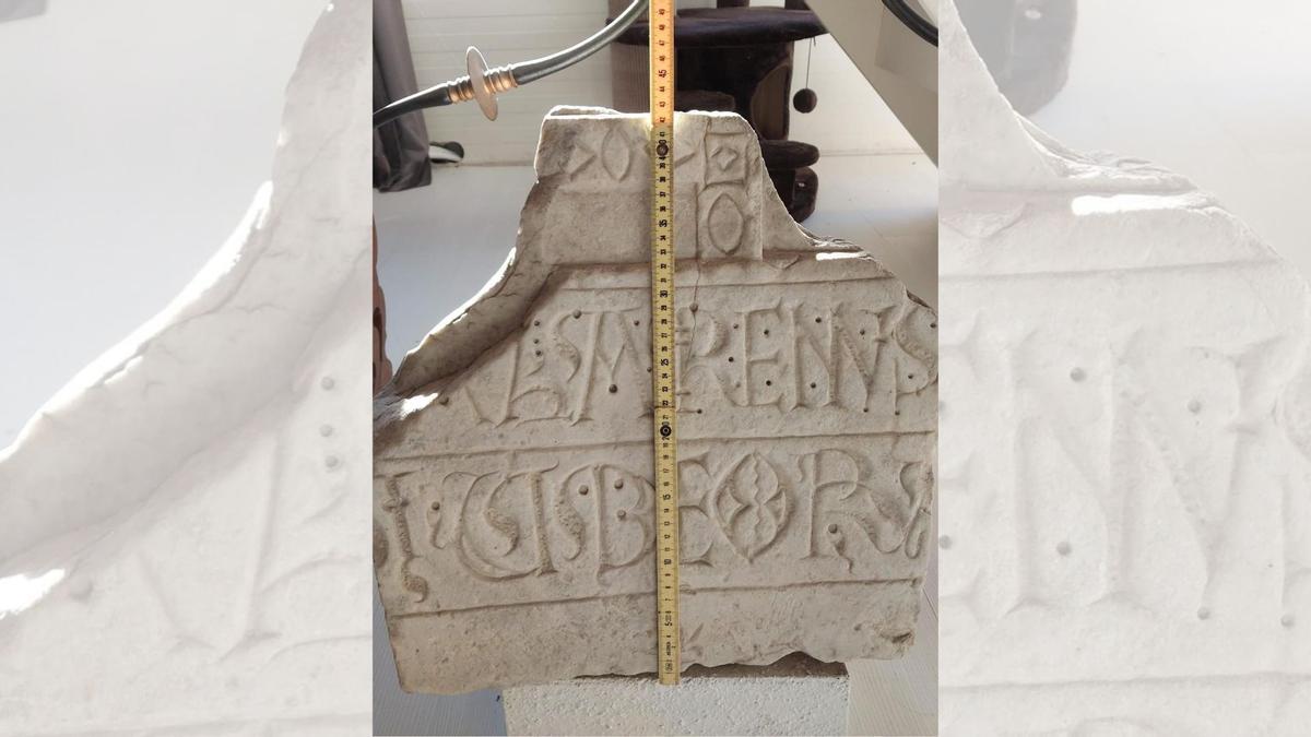 Un fragment de marbre amb inscripció, datat al segle XII, atribuït al Mestre de Cabestany.