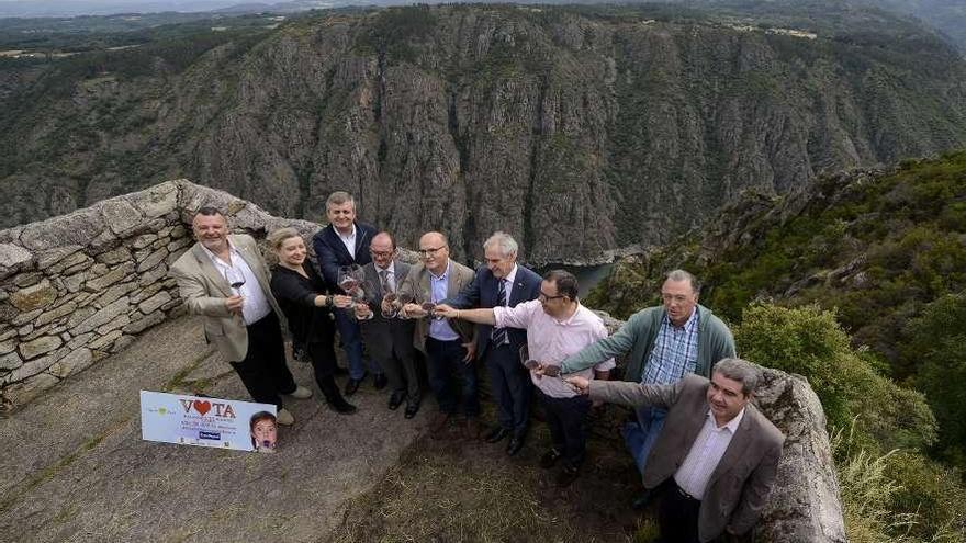 Manuel Baltar (en el centro), junto con Francisco Magide (4 por la izq.), en el mirador.