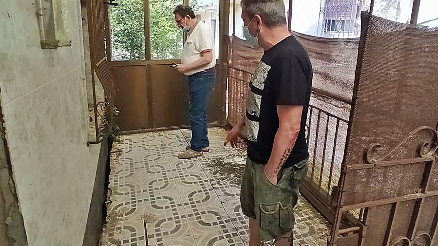 Miguel Argüelles y Ángel Luis Rubio, observando los daños. En el círculo, las obras de arreglo de la tubería. | D. M.