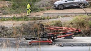 El pantógrafo incendiado que ha generado incluso un agujero en la parte superior del tren de la R3