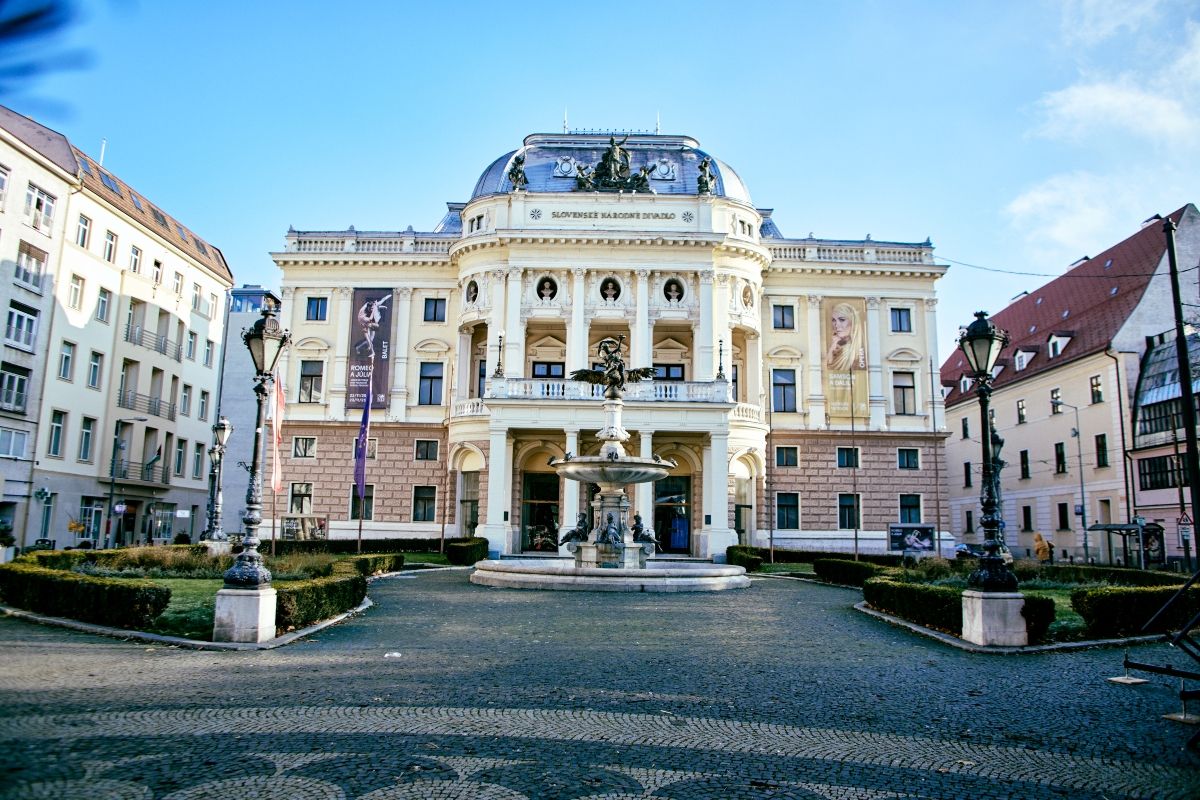 La Ópera de Bratislava es conocida oficialmente como el edificio histórico del Teatro Nacional Eslovaco.