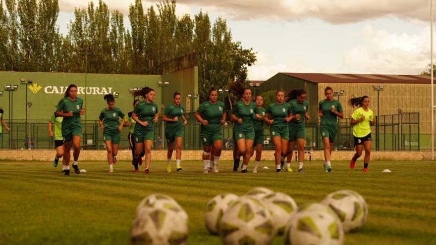 Primeros pasos de las jugadoras del ZCF Amigos del Duero en su pretemporada bajo las órdenes de García. | J. L. F.