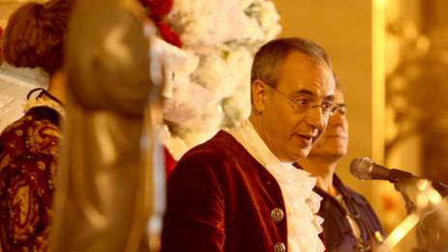 Pérez Such durante su pregón, con la patrona en primer plano.