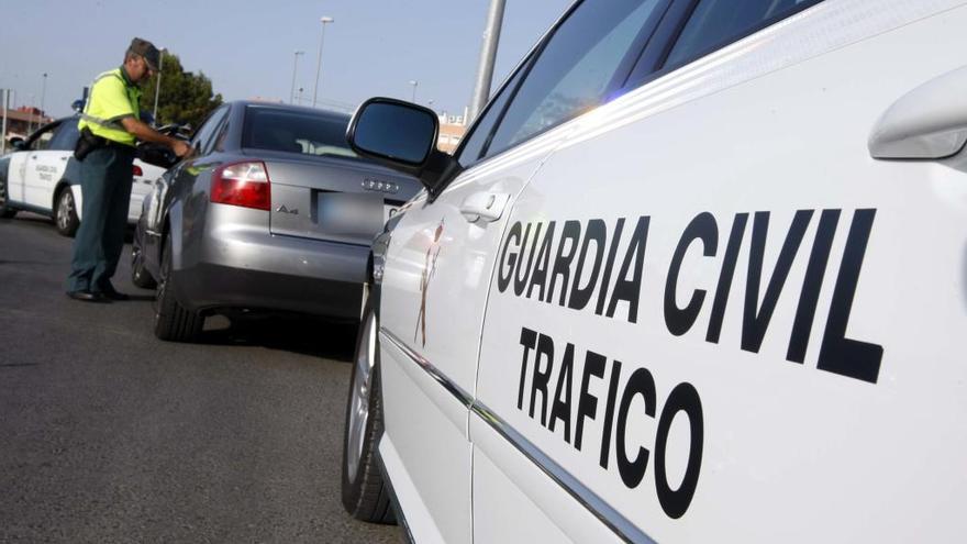 Un agente de la V Zona de la Guardia Civil dialoga con el conductor de un turismo durante la realización de un control; estas fechas, habrá 220 de verificación de drogas y alcohol.