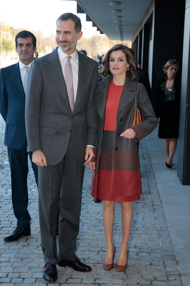 Letizia Ortiz con conjunto de Hugo Boss junto a Felipe VI