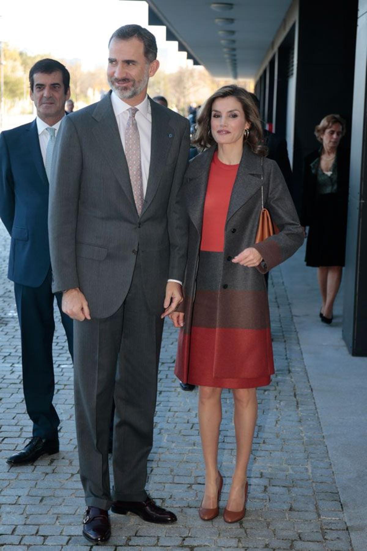 Letizia Ortiz con conjunto de Hugo Boss junto a Felipe VI