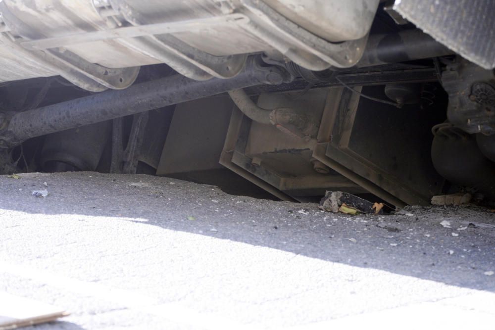 Cedeix el paviment d'un carrer de Torroella amb el pas d'un camió