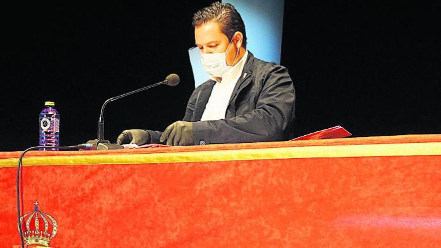 José Julián Mena, alcalde de Arona, presidiendo el pleno celebrado ayer en el Auditorio Infanta Leonor.