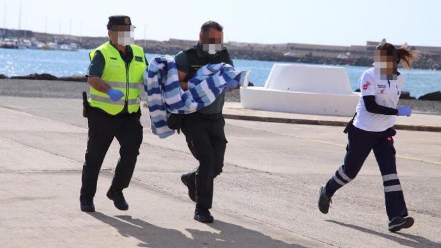 Una mujer da a luz en una patera que se dirigía a Canarias