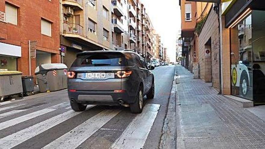Un cotxe circulant pel tram del carrer de Sant Josep que quedarà tallat a partir de dilluns