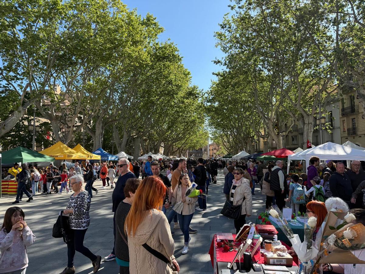 L'ambient de visitants durant la jornada de Sant Jordi a Figueres l'any passat.