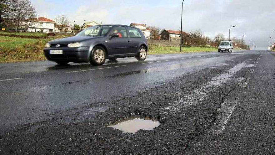 Baches y mal estado de una carretera convencional de Galicia. // Bernabé