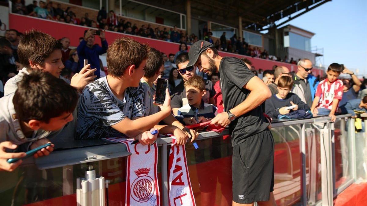 Machín firma autógrafos a los aficionados.