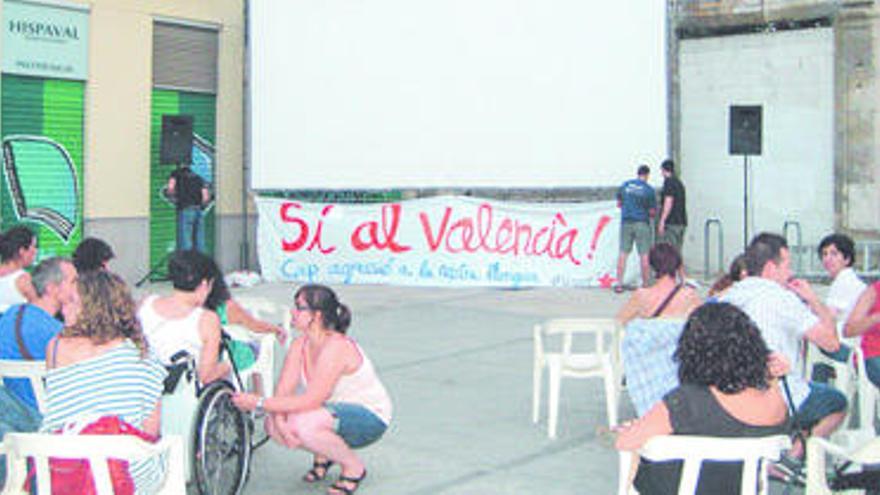 Cine de barrio en la plaza del Pilar una noche de verano, en una imagen de archivo.