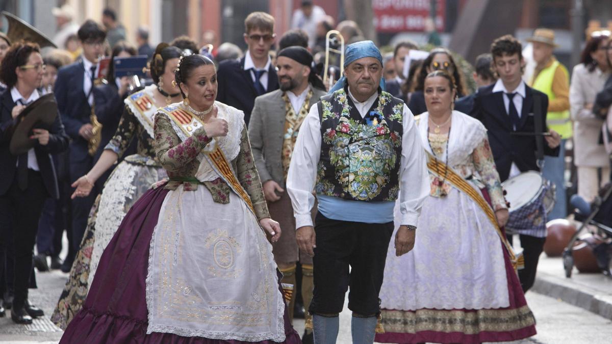 Bernardo Cortés, en el centro, junto a la secretaria general de la JLF, en un desfile de las pasadas fiestas.