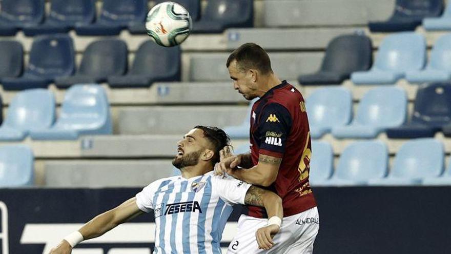 Sadiku pelea el balón en una acción del partido.