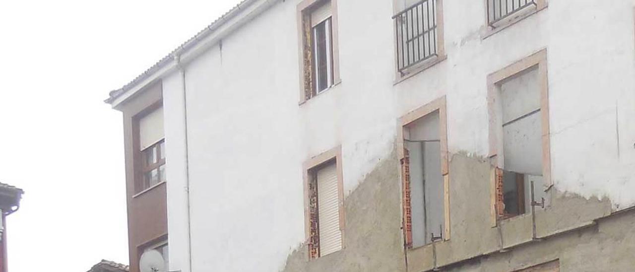 La zona que ocupó Casa Amparo, en Cangas de Onís, en obras.