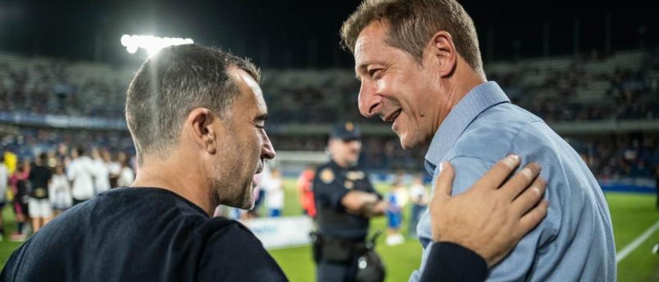 Luis Miguel Ramis y Juan Carlos Carcedo se saludan antes de comenzar el partido.  | | ANDRÉS GUTIÉRREZ