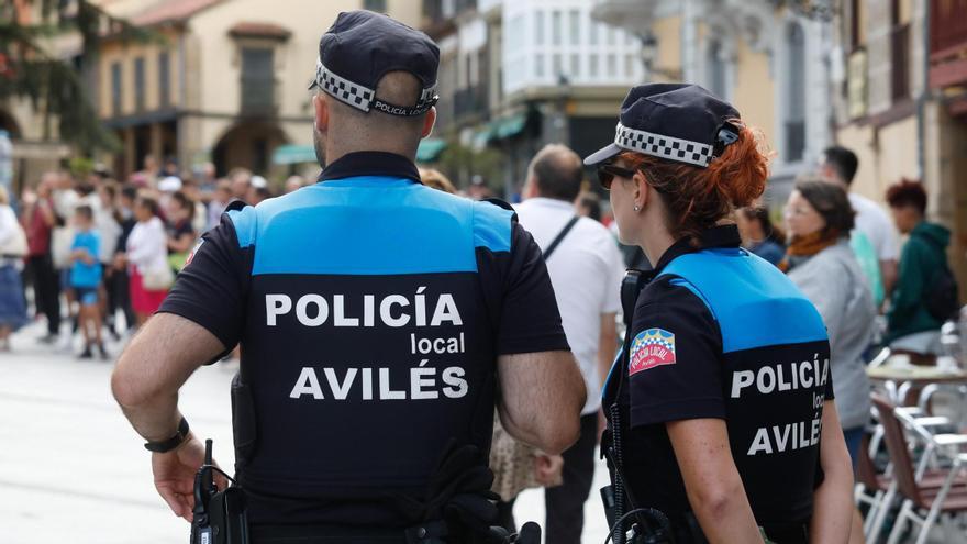 Dos agentes de la Policía Local de Avilés en una imagen de archivo.