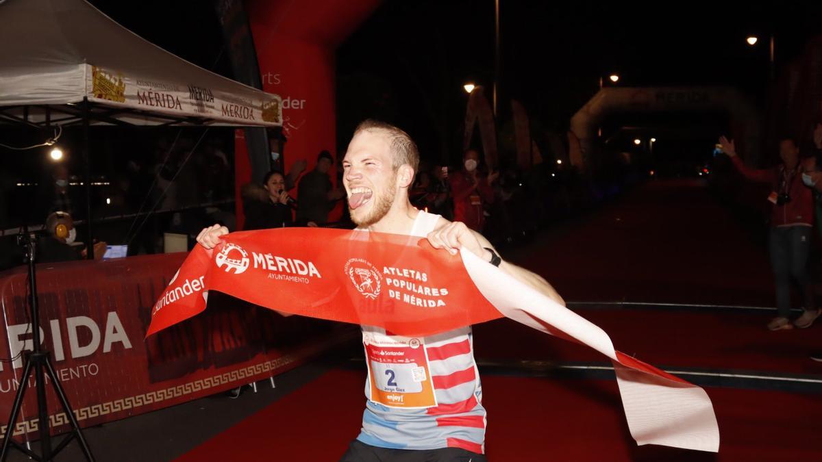 Jorge González celebra la victoria en la Media Maratón de Mérida.