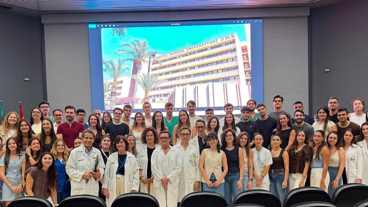Foto de familia con los responsables del Hospital General de Elche y los residentes que comienzan ahora su estancia en el centro sanitario